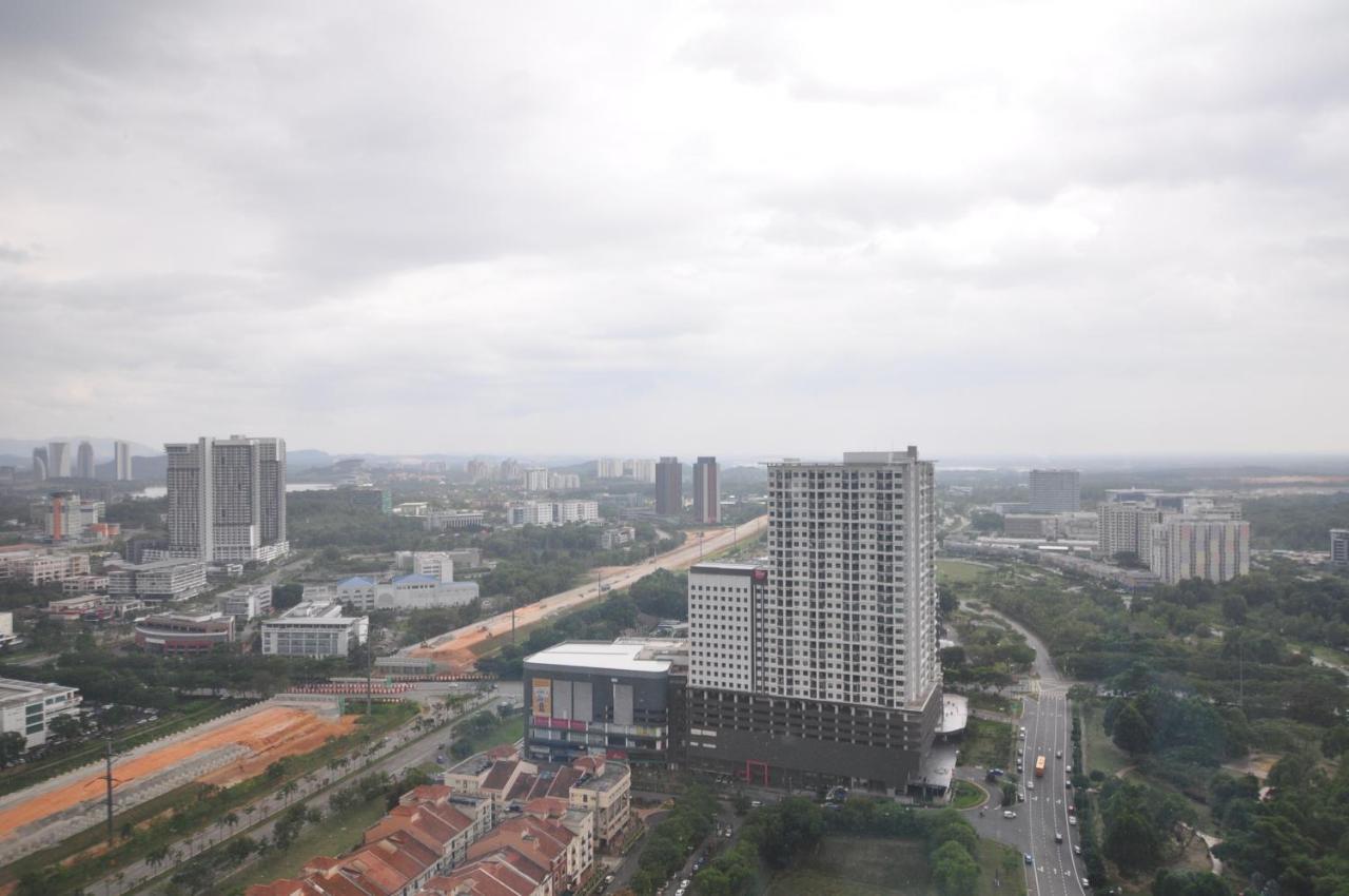 Centrus Soho Cyberjaya By Idealhub Apartment Exterior photo